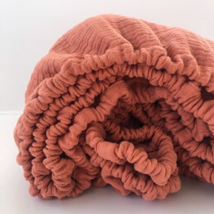 Sábana bajera de muselina orgánica Sábanas de cama Color canela. Sábanas de muselina. Ropa de cama boho. Ropa de cama boho. Ropa de cama Sábana con elástico