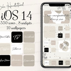 Könnte beinhalten: Ein digitales Mockup eines iPhone-Bildschirms mit einem beige-weißen Farbschema. Der Bildschirm zeigt einen benutzerdefinierten Startbildschirm mit Symbolen und Widgets. Die Symbole sind mit Text wie "YouTube", "TV", "Facebook", "Coffee", "Phone", "Design", "App Store", "Amazon" und "Evernote" beschriftet. Der Hintergrund ist beigefarben mit einem Muster aus kleinen weißen Punkten. Der Text "Ich bin wohl dabei, ich selbst zu sein" wird in einem weißen Kasten mit beigefarbenem Hintergrund angezeigt.
