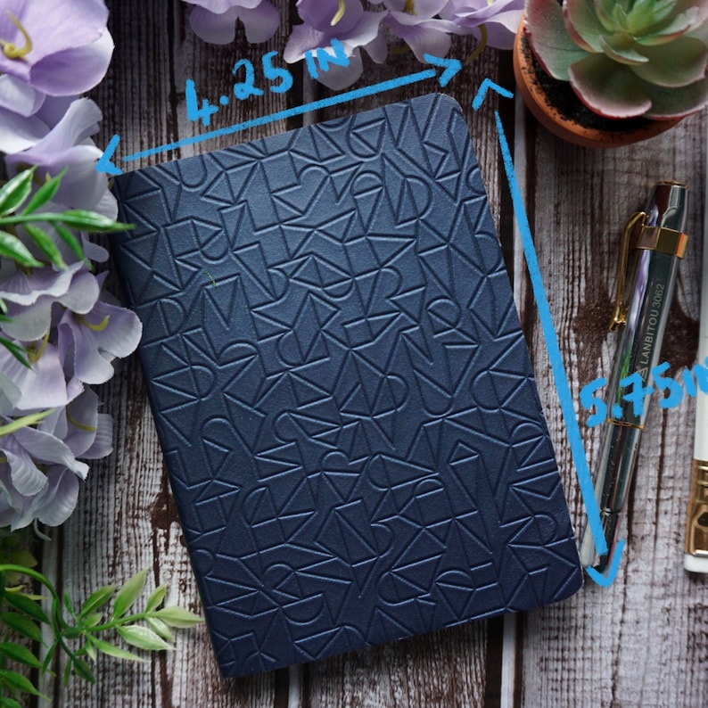 Pu&ograve; includere: Un quaderno blu scuro con un motivo geometrico in rilievo sulla copertina. Il quaderno misura 10,8 cm di larghezza e 14,6 cm di altezza.