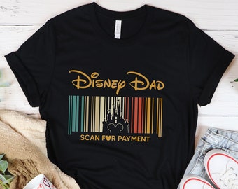 Könnte beinhalten: Schwarzes T-Shirt mit einer Grafik im Vintage-Stil, auf dem "Disney Dad" mit einem Barcode und dem Text "Scan for Payment" steht.