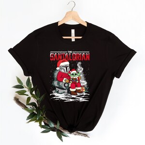 Jultröja med Santalorianen och Baby Yoda, Disney-tomtetröjor, Star Wars-tröja, vintertröja, bästa paroditröjor, rolig jultröja. bild 2