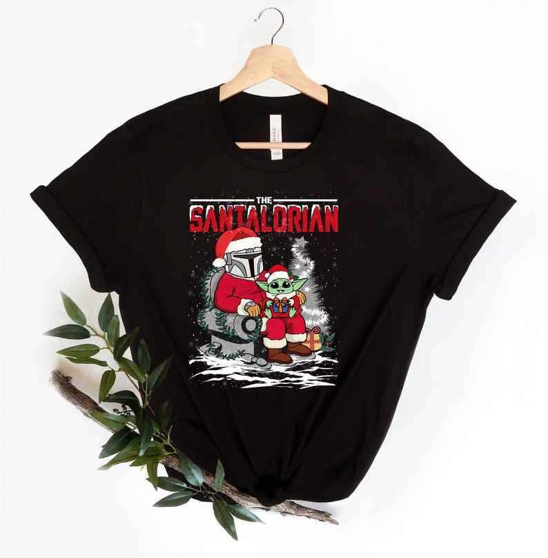 Jultröja med Santalorianen och Baby Yoda, Disney-tomtetröjor, Star Wars-tröja, vintertröja, bästa paroditröjor, rolig jultröja. bild 2