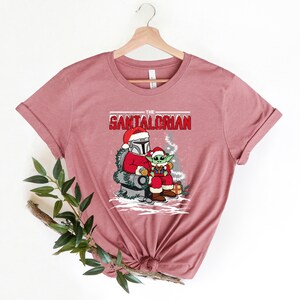 Jultröja med Santalorianen och Baby Yoda, Disney-tomtetröjor, Star Wars-tröja, vintertröja, bästa paroditröjor, rolig jultröja. bild 6