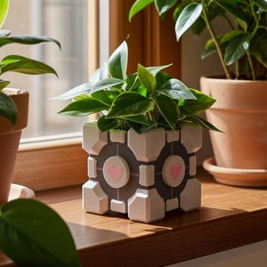 Jardinera Portal Companion Cube con drenaje: ideal para una cueva de hombre o una sala de juegos.