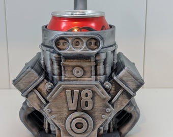 Soporte para latas con motor V8, funda para latas de cerveza con forma de motor de coche, regalo para aficionados a los coches, adorno de escritorio para mecánicos, decoración para garaje y cueva de hombre.