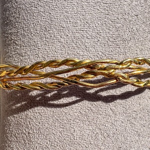 Manchette en fil torsadé plaqué or - Bracelet en laiton fait main - Bijoux artisanaux délicats - Bracelet jonc tissé fin - Bracelet en or minimaliste pour elle