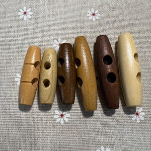 35 mm/40 mm/50 mm naturfärgad träknapp med två hål (W030HJ)