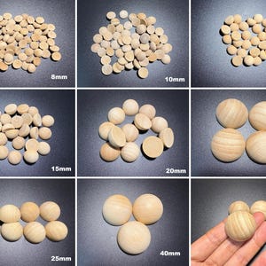 Könnte beinhalten: Eine Sammlung unfertiger Holzbastelstücke in verschiedenen Größen, darunter 8 mm, 10 mm, 12 mm, 15 mm, 20 mm, 25 mm, 30 mm und 40 mm. Die Holzstücke sind naturfarben und scheinen rund und flach oder kugelförmig zu sein.