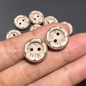 Bottone da cucito in legno mini a forma di fiore da 15 mm W787