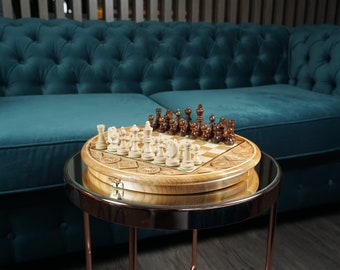 Gepersonaliseerde handgesneden ronde houten schaakset – uniek ambachtelijk bordspel (34 cm)