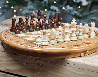 Gepersonaliseerde handgesneden ronde houten schaakset – uniek ambachtelijk bordspel (34 cm)