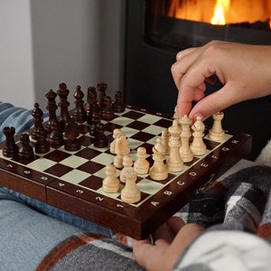 Juego de ajedrez pequeño de madera magnético personalizado de 20 cm (8 in), juego de ajedrez de viaje, juego de ajedrez portátil, tablero de ajedrez de viaje grabado a medida
