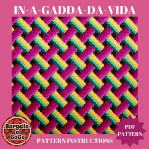 Op de afbeelding: Een PDF-patroon voor een bargello-stijl borduurproject. Het patroon heeft een geometrisch ontwerp met roze, gele, groene en zwarte kleuren. De titel van het patroon is "IN-A-GADDA-DA-VIDA".