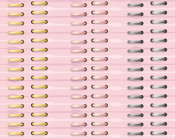 Puede incluir: Filas de anillos dorados, oro rosa y plateados sobre un fondo rosa con líneas horizontales y óvalos. Los anillos están dispuestos en columnas, mostrando sus diferentes acabados metálicos.