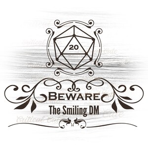 Op de afbeelding: Bruine afbeelding met een twintigzijdige dobbelsteen, het nummer 20 erin, en de tekst "BEWARE The Smiling DM" in een decoratief lettertype. Het ontwerp bevat sierlijke krullen en staat tegen een lichtgrijze houtnerf achtergrond.