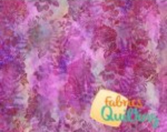 Puede incluir: Tela floral morada y rosa con efecto acuarela. La tela presenta un patrón repetitivo de flores y hojas estilizadas.