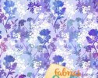 Puede incluir: Tela blanca con un patrón floral azul. Las flores son de varios tonos de azul y morado, y están dispuestas en un patrón aleatorio. La tela tiene un efecto suave, como de acuarela.