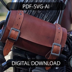 Könnte beinhalten: Eine braune Leder-Motorradsatteltasche mit Metallschnallen und Nieten. Die Tasche ist an einem Motorrad befestigt. Der Text "PDF-SVG-AI" und "DIGITALER DOWNLOAD" ist im Bild sichtbar.
