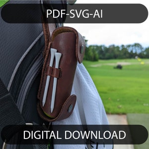 Puede incluir: Un porta tees de golf de cuero marrón con tres tees de golf blancos unidos a él. El porta tees está unido a una bolsa de golf. La bolsa está en un campo de golf con hierba verde y árboles en el fondo. El texto "PDF-SVG-AI" y "DESCARGA DIGITAL" es visible en la imagen.