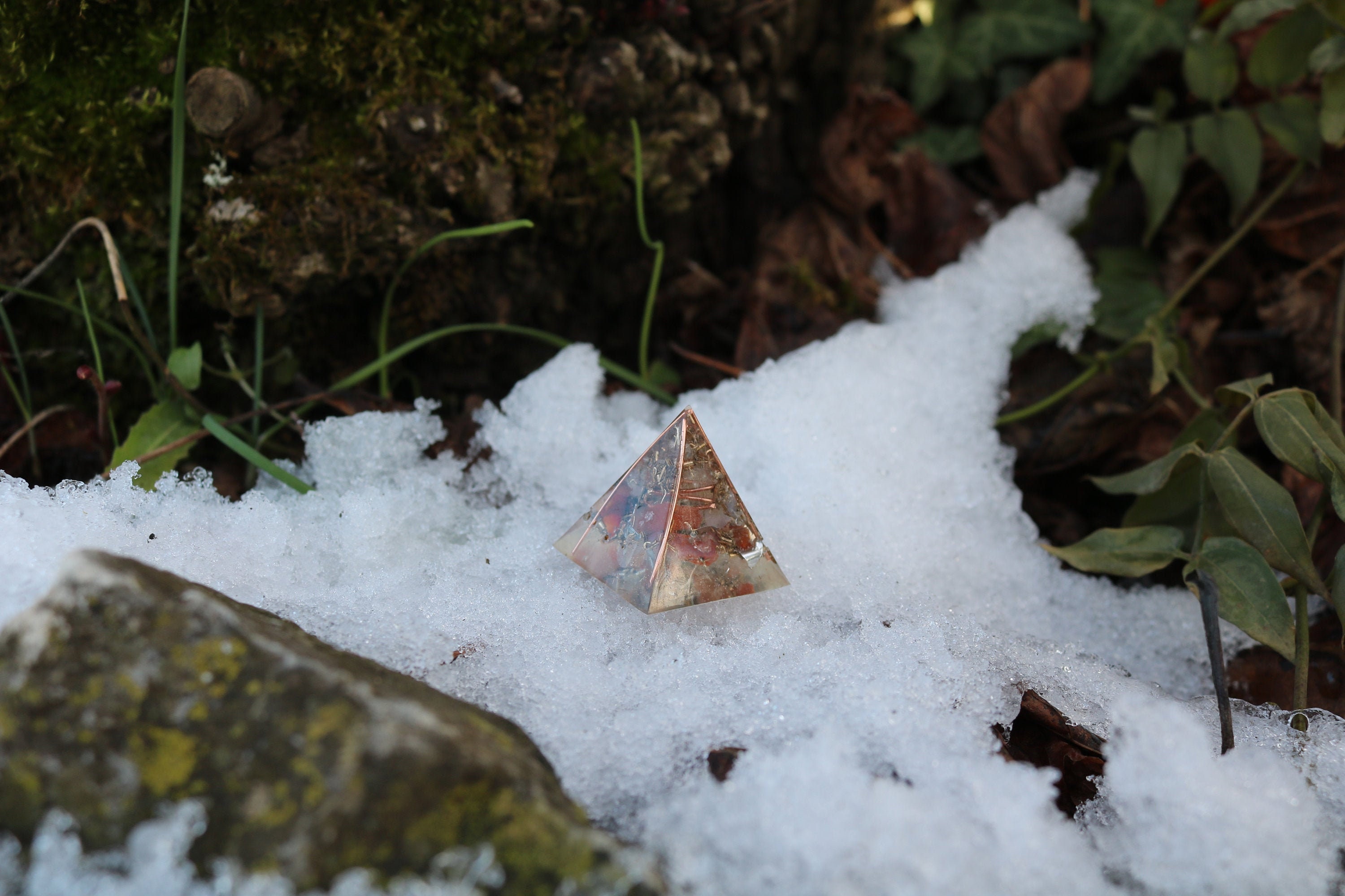 Pyramide d'orgonite Cornaline et Quartz
