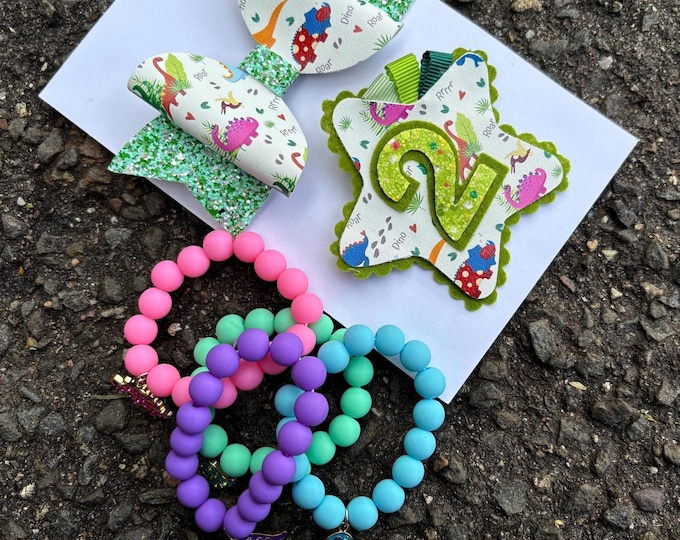 All Set Dinosaur Hair Bows, Bracelets and badge: Stegosaurus Dino Party