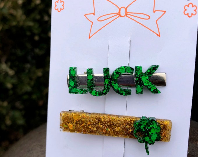 Set of 2 St Patrick’s Day Resin Clips-Three Leaf Clover Stud Clips-Resin Clips confetti- Accessories for Girls Glitter Resin-Gold and Green