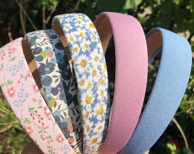 Floral Print Skinny Headband: Elegant Daisy Hair Accessory