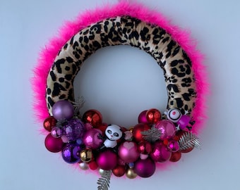 Weihnachtskranz rosa, Recycling-Weihnachtskranz, kitschige Weihnachtsdekoration, Tierdruckkranz, Geschenk für Freundin, Geschenk für Schwester,