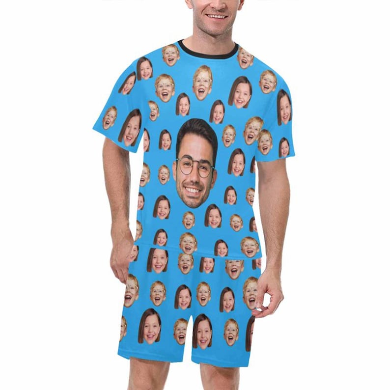 Pu&ograve; includere: Un completo pigiama azzurro con un motivo ripetuto di facce sorridenti. Il set include una maglietta a maniche corte e pantaloncini abbinati. Un grande volto sorridente &egrave; centrato sulla parte superiore, circondato da volti pi&ugrave; piccoli.