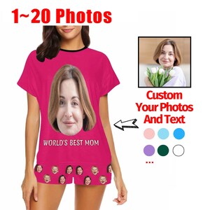 Pu&ograve; includere: Un completo pigiama rosa con il volto di una donna stampato sulla maglietta e sui pantaloncini. La maglietta recita "WORLD'S BEST MOM". Una piccola immagine di una donna che tiene dei fiori si trova nell'angolo in alto a destra. Il testo "Custom Your Photos And Text" &egrave; sotto.