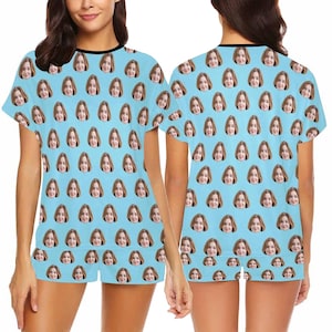 Pu&ograve; includere: Pigiama blu chiaro con un motivo ripetuto di volti. Il set include una maglietta a maniche corte con finiture nere e pantaloncini abbinati. Il set pigiama &egrave; realizzato in un materiale morbido e leggero.