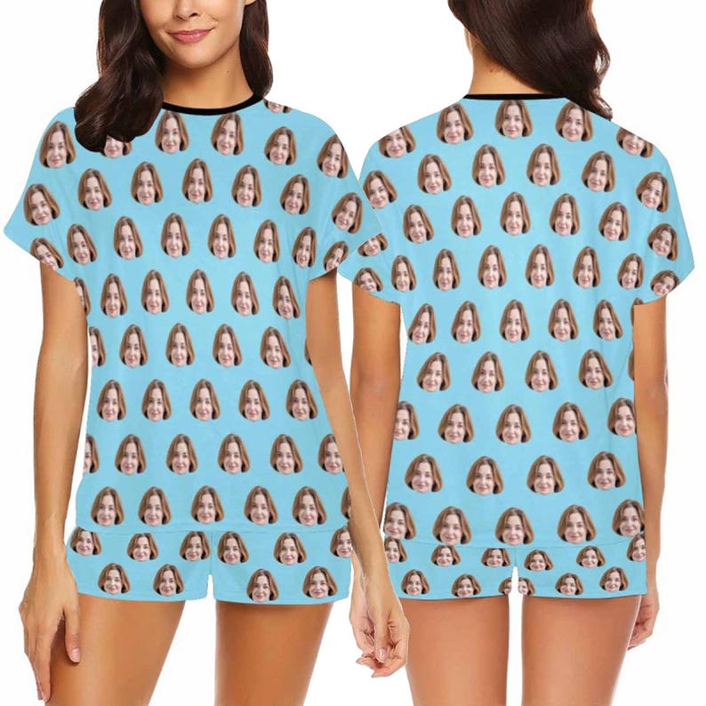 Pu&ograve; includere: Pigiama blu chiaro con un motivo ripetuto di volti. Il set include una maglietta a maniche corte con finiture nere e pantaloncini abbinati. Il set pigiama &egrave; realizzato in un materiale morbido e leggero.