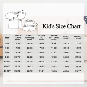 Pu&ograve; includere: Una tabella delle taglie per bambini in bianco e nero, con misure in pollici per top e pantaloncini. La tabella include taglie da 2-3Y a 14-15Y, con dettagli su lunghezza, larghezza del petto, manica, lunghezza inferiore, fianchi e vita.