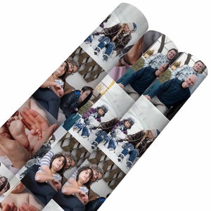 K&ouml;nnte beinhalten: Ein Geschenkpapier mit einer Collage von Familienfotos. Die Fotos zeigen eine f&uuml;nfk&ouml;pfige Familie in verschiedenen Umgebungen, darunter eine verschneite Au&szlig;enkulisse und ein Hausinneres. Die Fotos sind in einem Raster angeordnet.