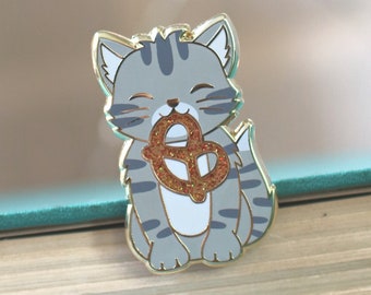 Brezel Tabby Katze Hard Emaille Pin | Katzenliebhaber Geschenk | Feinschmecker Geschenk