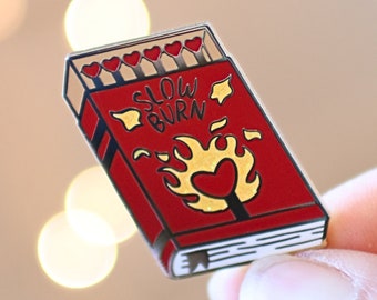 Langzaam branden boek Trope harde emaille pin | Romantiek Pittig Boek Cadeau | Lezerspeld