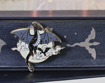 Pin de esmalte duro de dragón de guerra / Par de alas / Regalo para lectores de libros de fantasía