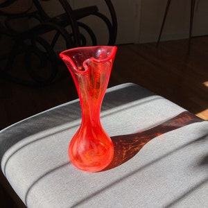 Hand Blown Red Art Glass Tulip Vase – White Splatter Pattern – Vintage Pinched Rim Design
