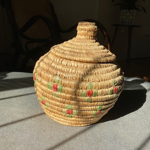 Handwoven Lidded Basket with Colorful Dyed Accents – Vintage Coiled Straw Basket - Possibly Southeast Alaska or Canadian Indigenous