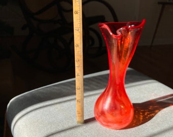 手吹きの赤いアートガラスのチューリップ花瓶 - ホワイトスプラッター