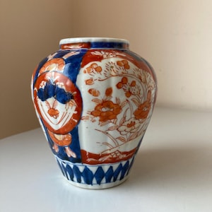 19th Century Japanese Imari Ribbed Porcelain Jar