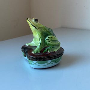 Caja de baratijas de porcelana con bisagras, pintada a mano, de Limoges, Francia. Rana sobre nenúfar. Atribuida a Parry Vieille. Limoges francés vintage pintado a mano.