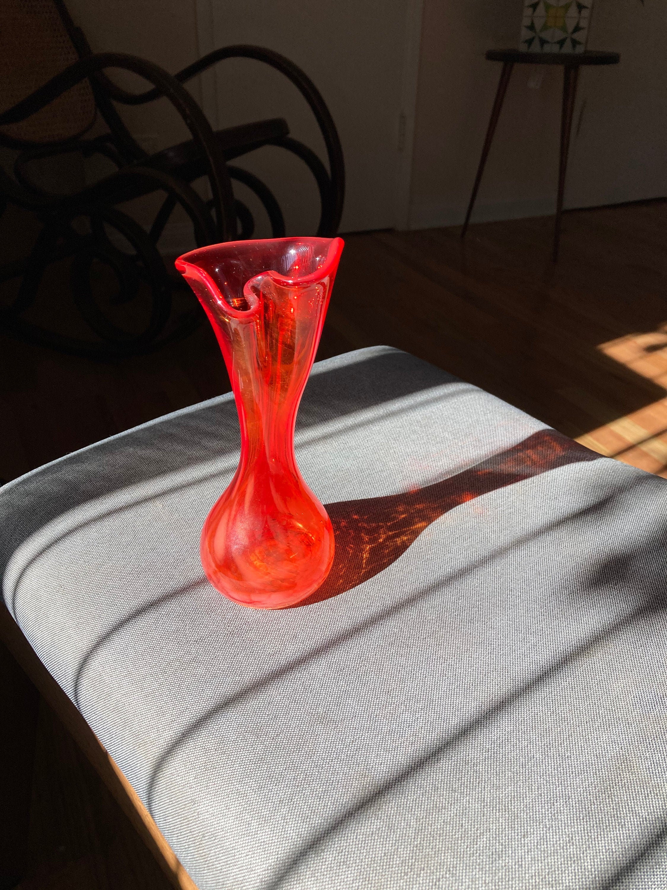 手吹きの赤いアートガラスのチューリップ花瓶 - ホワイトスプラッター