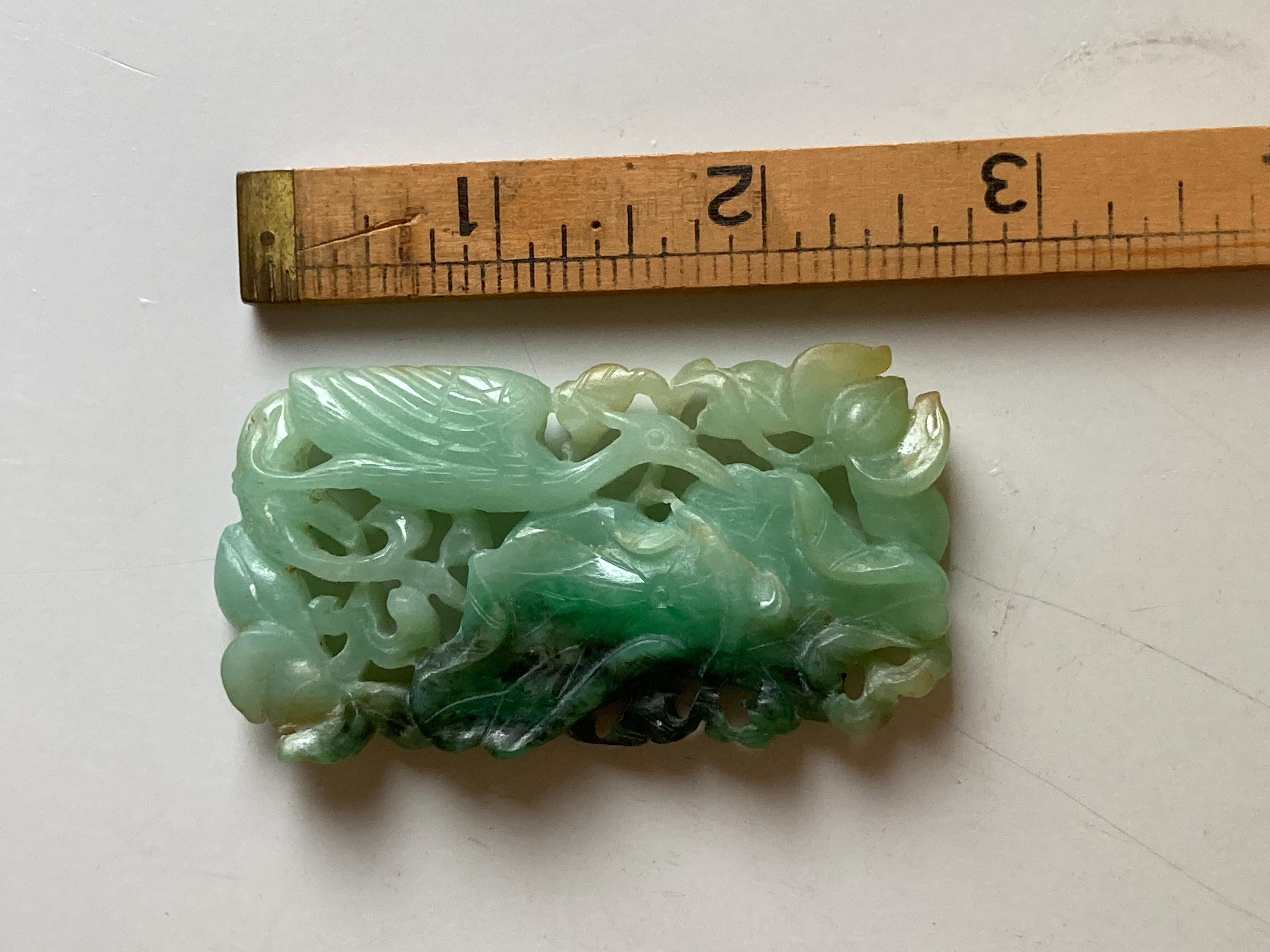 アンティーク中国彫刻翡翠ペンダント - 霊芝と花の中に鶴が描かれ