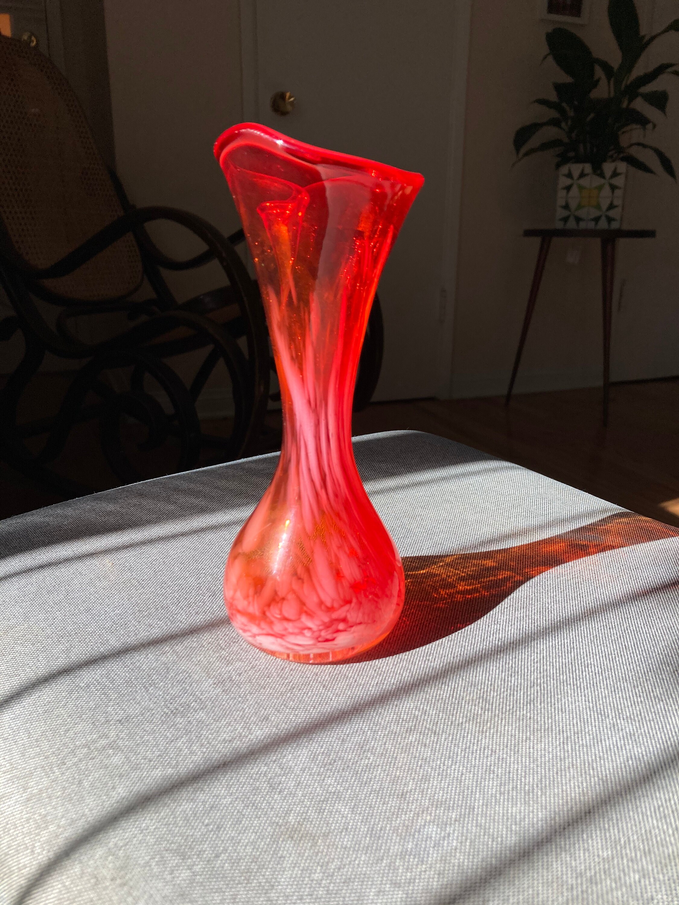 手吹きの赤いアートガラスのチューリップ花瓶 - ホワイトスプラッター