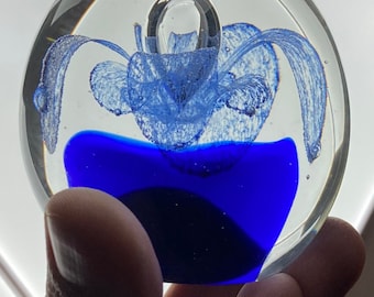 Presse-papier vintage en verre soufflé - Sphère florale enrobée de bleu cobalt