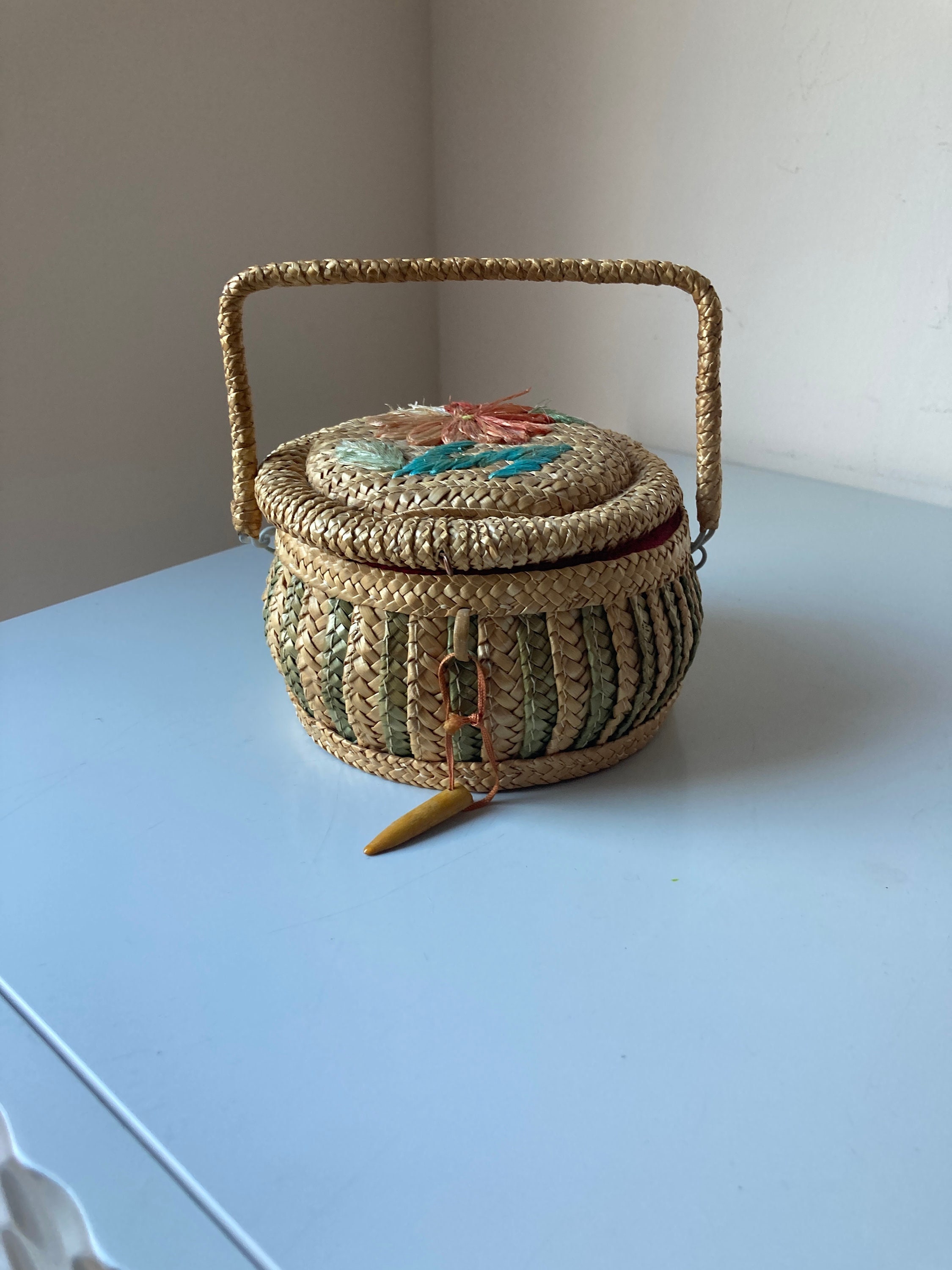 Cesta de costura chinesa vintage com forro vermelho e bordado – Caixa artesanal da República Popular da China, década de 1970