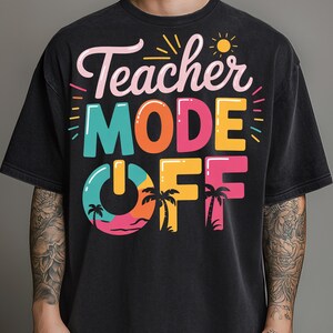 Peut inclure: T-shirt noir avec un motif color&eacute; qui dit "Mode Professeur Off" avec un soleil, des palmiers et un interrupteur off.