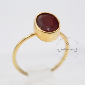 Peut inclure: Une bague en or avec une pierre précieuse rouge. La bague est faite à la main avec amour, juste pour vous.