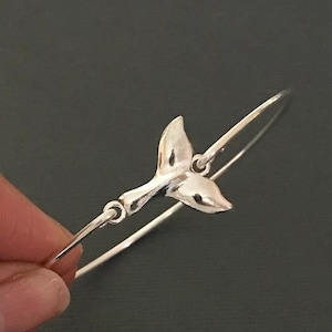 Bracciale rigido a forma di coda di balena: gioielli oceanici color argento